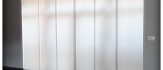 Biała zasłona panelowa do dużych okien